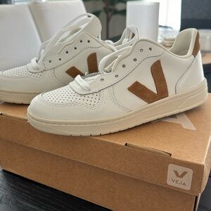 Brand new Urca Bicolor Low-Top Sneakers with box